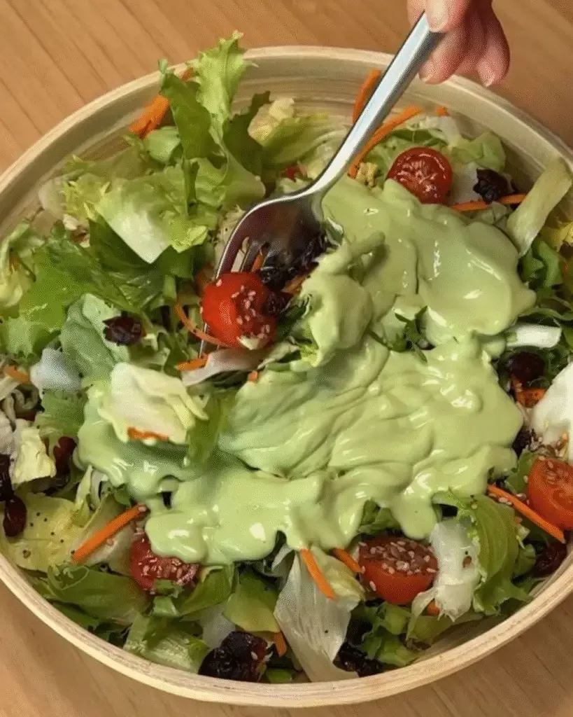 Ensalada de colores en un frasco de cristal con aliño casero