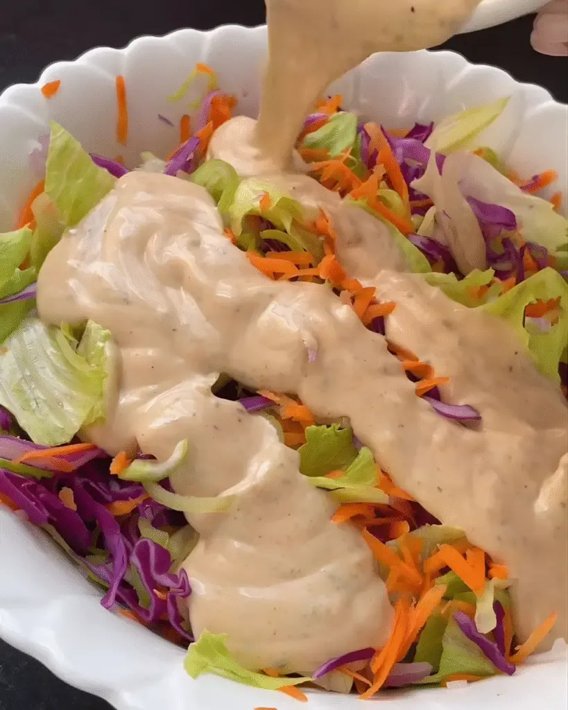 Varias ensaladas en frasco, listas para toda la semana