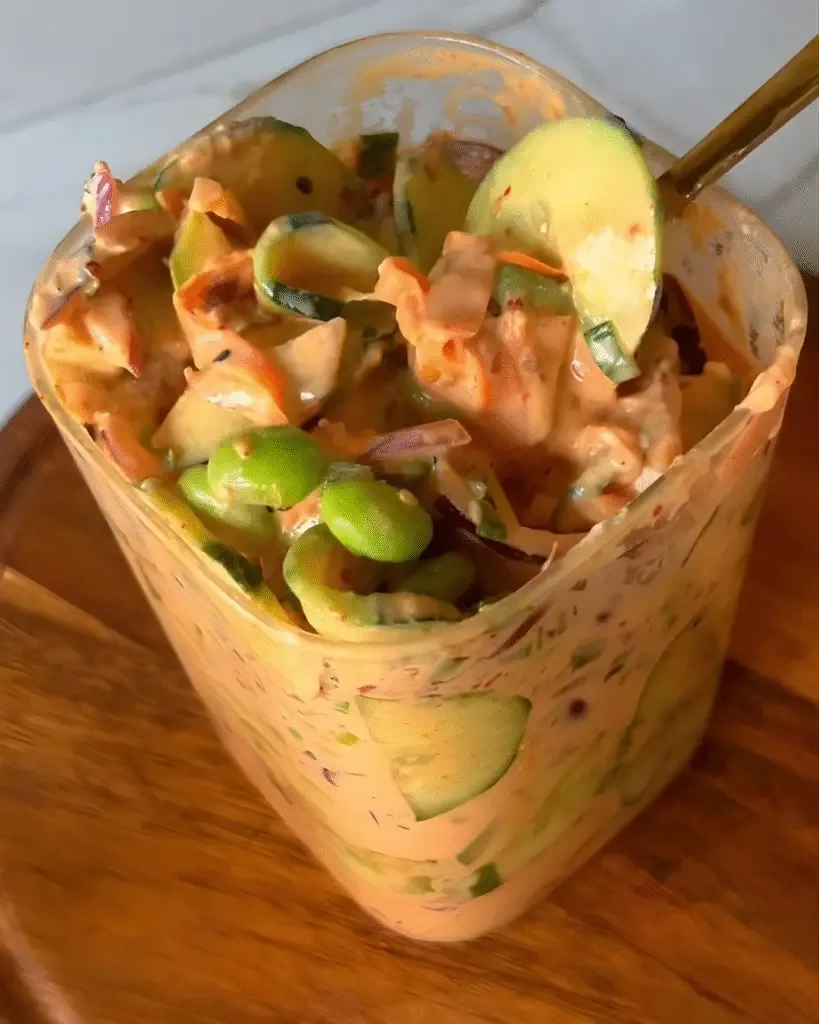 Detalle de la textura y las capas de una ensalada en frasco